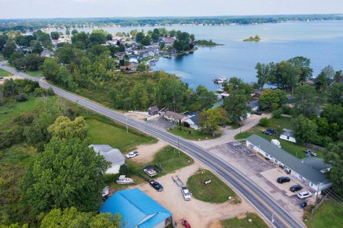 Channel Charmer - Located on Gun Lake - prime spot! - image 7