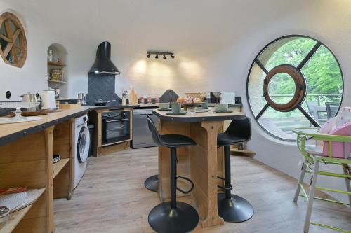 Cocina, Gîte Insolite Troglogîte - Pour 5 en pleine nature (Gite Insolite Troglogite - Pour 5 en pleine nature) in Mayenne