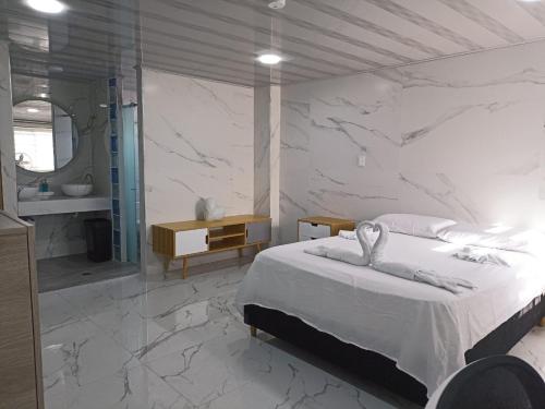 Twin Room image 4