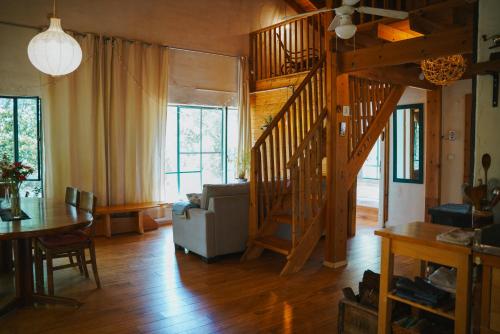 THE HOUSE IN THE OAKS הבית באלונים in 아미림