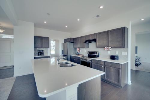 Modern Canton Home 10 Mi to Lake Allatoona! in Canton, USA