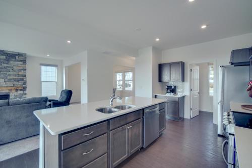 Modern Canton Home 10 Mi to Lake Allatoona! in Canton, USA