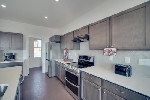 Modern Canton Home 10 Mi to Lake Allatoona! in Canton, USA