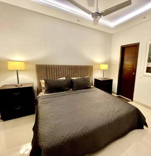 Homey Stays - Luxe Studio Apartment - image 14