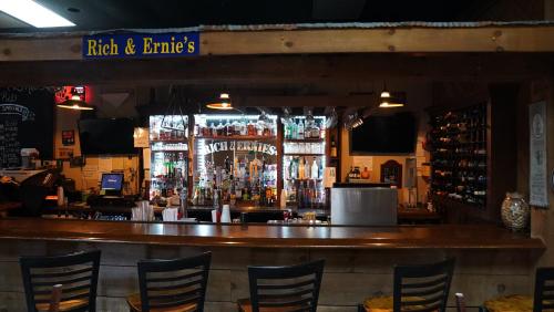 Restaurant, Skyline Lodge in Ghent (WV)