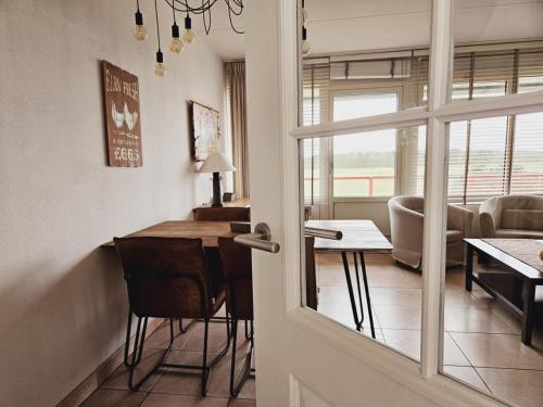 Westwing 79 Ameland fur bis zu 6 Personen, nach Westen augerichtet, strandnah, Haustiere herzlich wi – khách sạn tại Buren