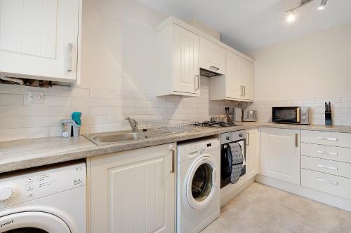 New! Charming 2-bed Home in Nevis Walk, Sleeps 4!