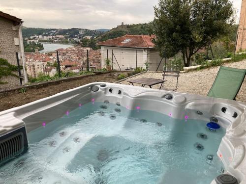 Jacuzzi avec vue exceptionnelle gîte à louer Vienne