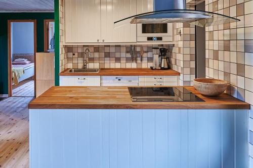 Cosy cabin w fireplace 3 mins from Soderasen Park in Ljungbyhed