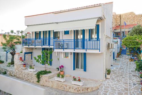 Pythagorio Blue Street Apartment with Balcony