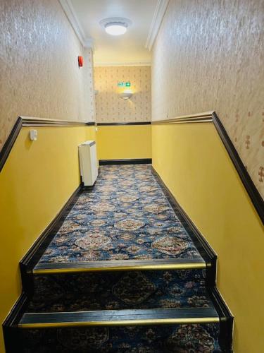 Crown & Cushion Hotel - image 4
