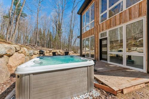 Karstais baseins, Cozy, luminous and charming retreat in Grenville-Sur-La-Rouge (QC)