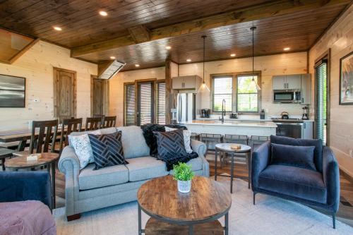 Mountain Waters w/ Theater+HotTub,Pool,GameRoom! Mountain Waters w/ Theater+HotTub,Pool,GameRoom!