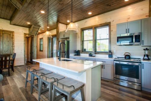 Mountain Waters w/ Theater+HotTub,Pool,GameRoom! Mountain Waters w/ Theater+HotTub,Pool,GameRoom!