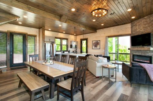 Mountain Waters w/ Theater+HotTub,Pool,GameRoom! Mountain Waters w/ Theater+HotTub,Pool,GameRoom!