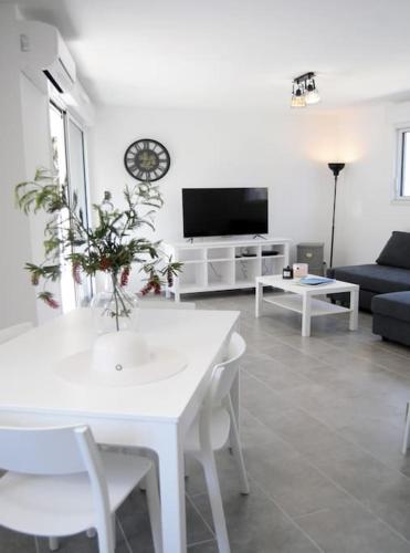 Appartement neuf, en centre ville, terrasse et plages 5mn à pieds! - Location saisonnière - Cavalaire-sur-Mer