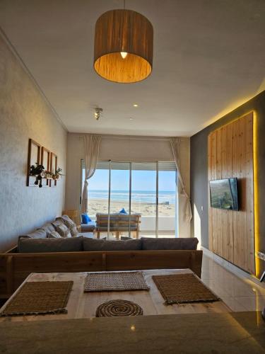 wspólne pomieszczenie/salon TV, Sidi Rahal Blue View, Beachfront wide seaview with pool in Sidi Rahal