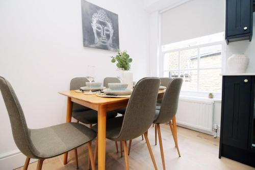 Heart of Bath: Kingsmead Apartment, Bath (photo 7)