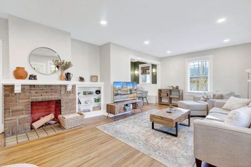 Historic family getaway mins from downtown