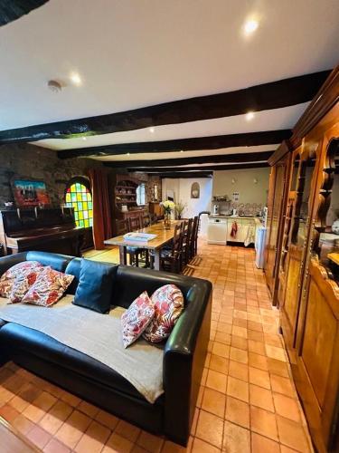 Maison traditionnelle bretonne proche de la mer in Quemper-Guezennec