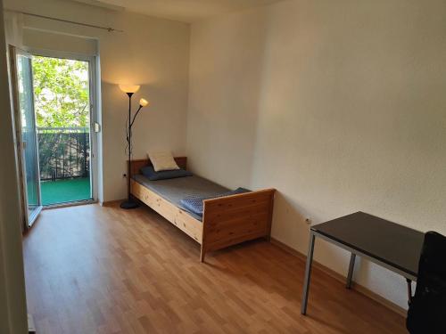 3 min walk to Bahnhof -Peaceful room with Balcony