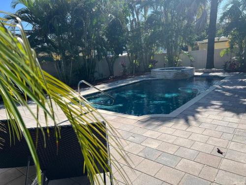 Tropical Paradise - Heated Pool, Spa & BBQ - Close to Restaurants & Beaches! in Clearwater, USA
