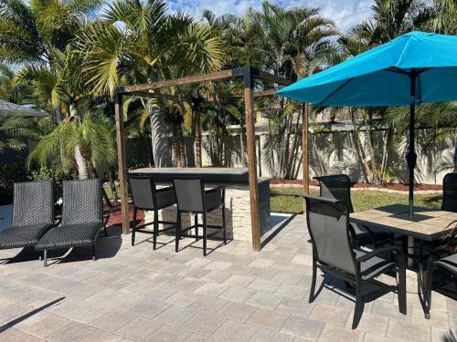 Tropical Paradise - Heated Pool, Spa & BBQ - Close to Restaurants & Beaches! in Clearwater, USA