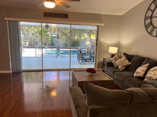 Tropical Paradise - Heated Pool, Spa & BBQ - Close to Restaurants & Beaches! in Clearwater, USA