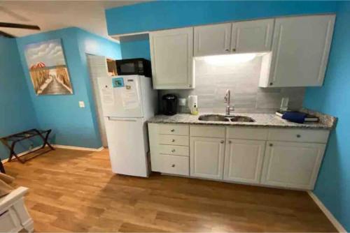 Malyn 122, Waterfront condo, few blocks to beach in St Pete Beach, USA