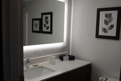 Econo Lodge - image 4