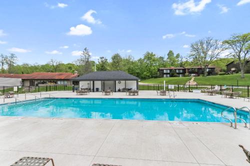 New Lake View Retreat Pool 4min to Beach in Lake Geneva, USA