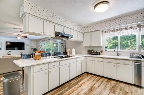 Valrico Vacation Rental about 10 Mi to Dinosaur World! in Valrico, USA