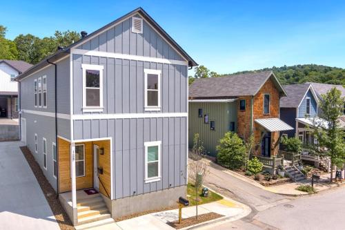 Hog Haus - 1 2 Mile to DT Fayetteville - Sleeps 8 in Fayetteville