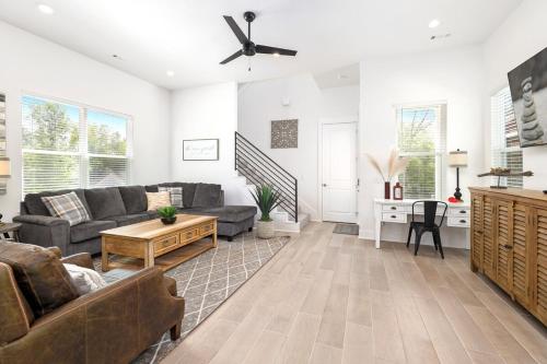 Hog Haus - 1 2 Mile to DT Fayetteville - Sleeps 8 in Fayetteville