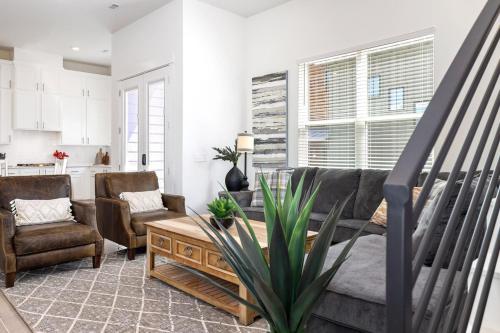 Hog Haus - 1 2 Mile to DT Fayetteville - Sleeps 8 in Fayetteville, USA