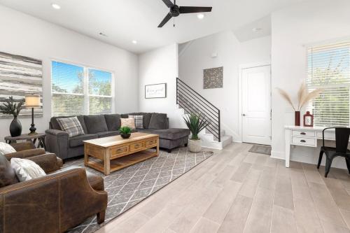 Hog Haus - 1 2 Mile to DT Fayetteville - Sleeps 8 in Fayetteville, USA