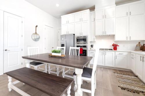 Hog Haus - 1 2 Mile to DT Fayetteville - Sleeps 8 in Fayetteville