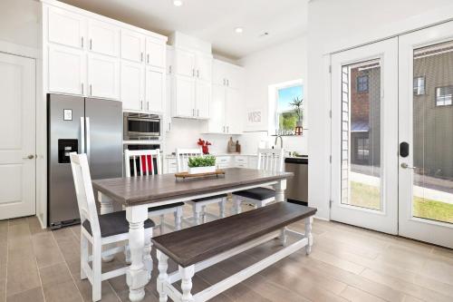 Hog Haus - 1 2 Mile to DT Fayetteville - Sleeps 8 in Fayetteville
