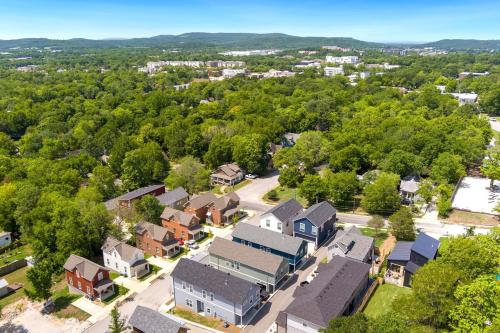 Hog Haus - 1 2 Mile to DT Fayetteville - Sleeps 8 in Fayetteville