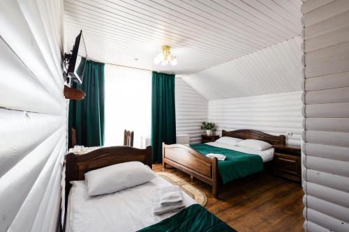 3 twin beds