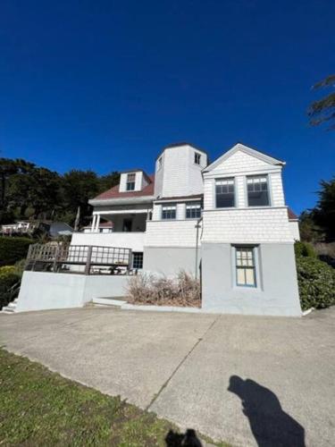 Historic Coast Guard House and Cottages thumb 2