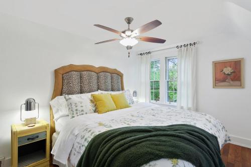 Holly House-1 2 mile to Greenway Trail-Near U of A in Fayetteville, USA