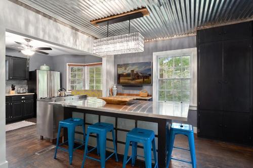Holly House-1 2 mile to Greenway Trail-Near U of A in Fayetteville, USA
