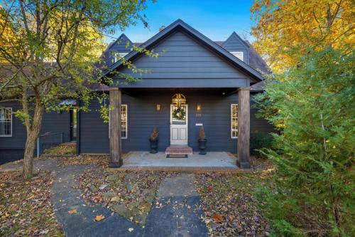 Holly House-1 2 mile to Greenway Trail-Near U of A in Fayetteville, USA