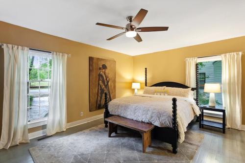 Holly House-1 2 mile to Greenway Trail-Near U of A in Fayetteville, USA