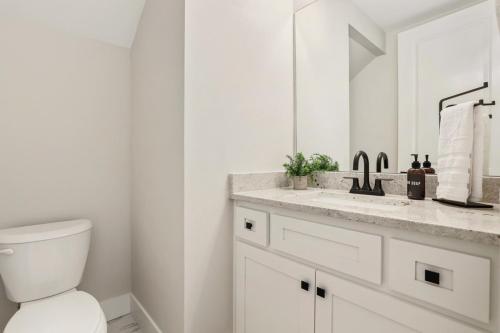 Home Base Haven-0 5mi to Baum Walker Field