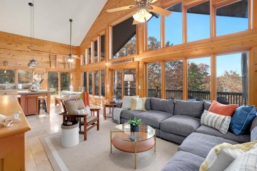 Kindred Hollow-Lake & Mountain Views in Rogers, USA