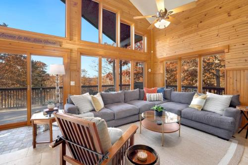 Kindred Hollow-Lake & Mountain Views in Prairie Creek (AR)