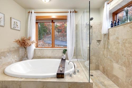 Kindred Hollow-Lake & Mountain Views in Prairie Creek (AR)