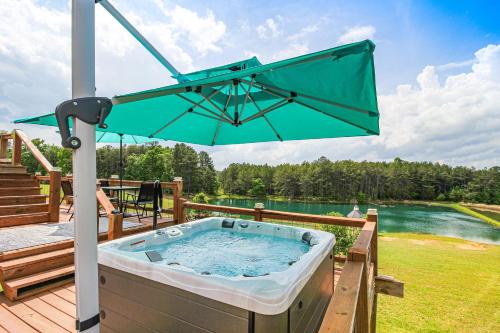 Near Fall Foliage Retreat with Hot Tub in Alabama in Bryant, USA